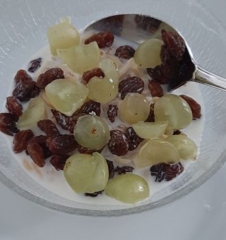 Haferflocken mit Milch, Rosinen, Nüssen und Trauben
