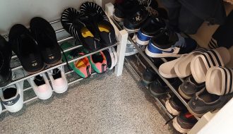 Schuhregal gefüllt mit unterschiedlichen Schuhen