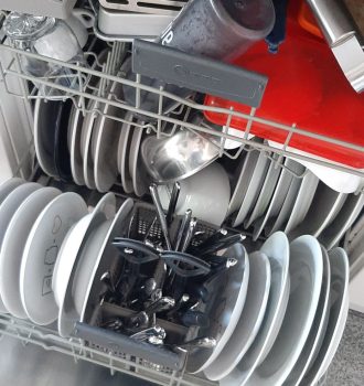 offene Spülmaschine voll mit sauberem Geschirr