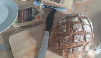 Brot und Käse auf einem gedeckten Tisch