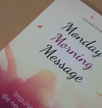 Buch Monday Morning Message liegt auf einem Briefumschlag