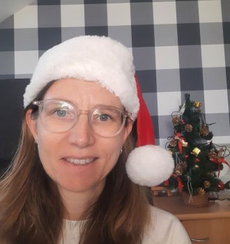 Daniela Koster mit Weihnachtsmütze